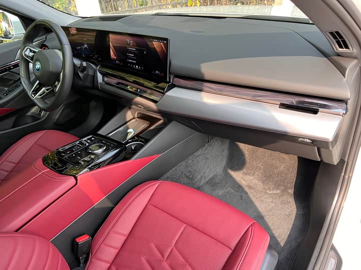 Фото 13 - BMW i5