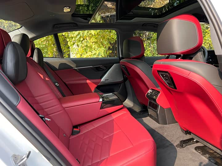 Фото 15 - BMW i5