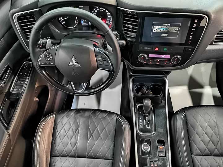 Фото 12 - Mitsubishi Outlander