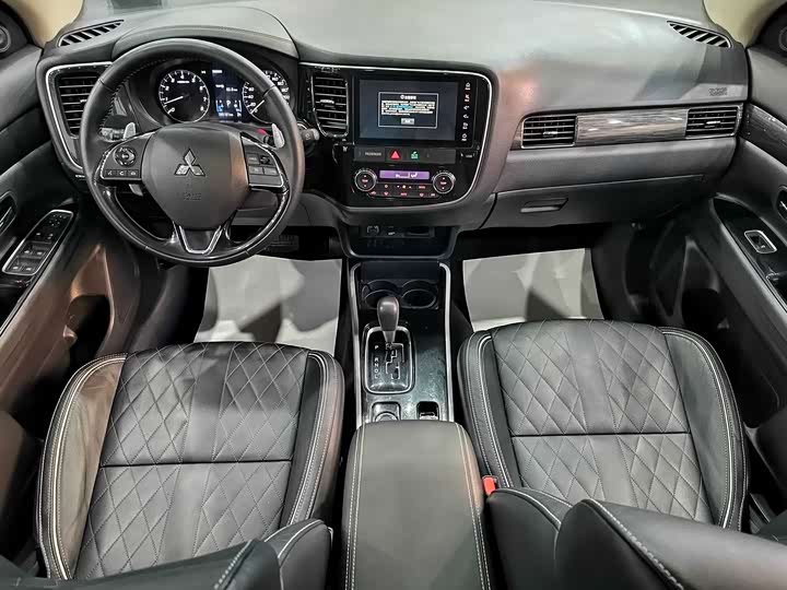 Фото 13 - Mitsubishi Outlander