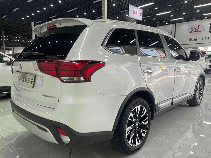 Фото 8 - Mitsubishi Outlander