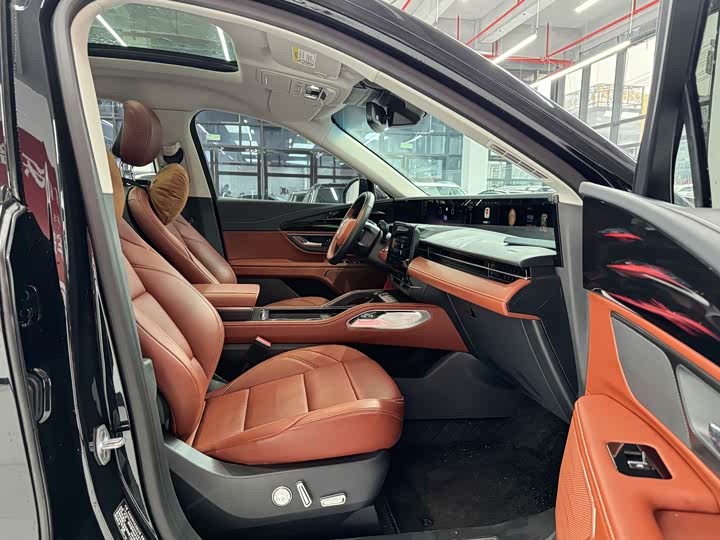 Фото 10 - Lincoln Nautilus