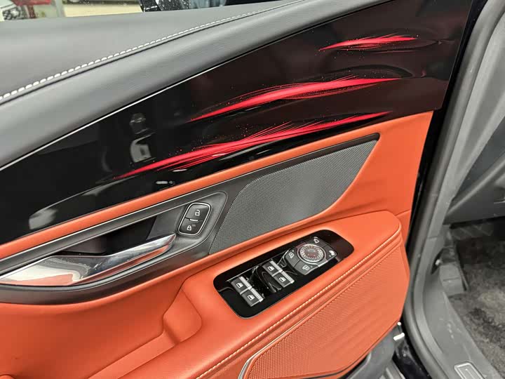 Фото 7 - Lincoln Nautilus