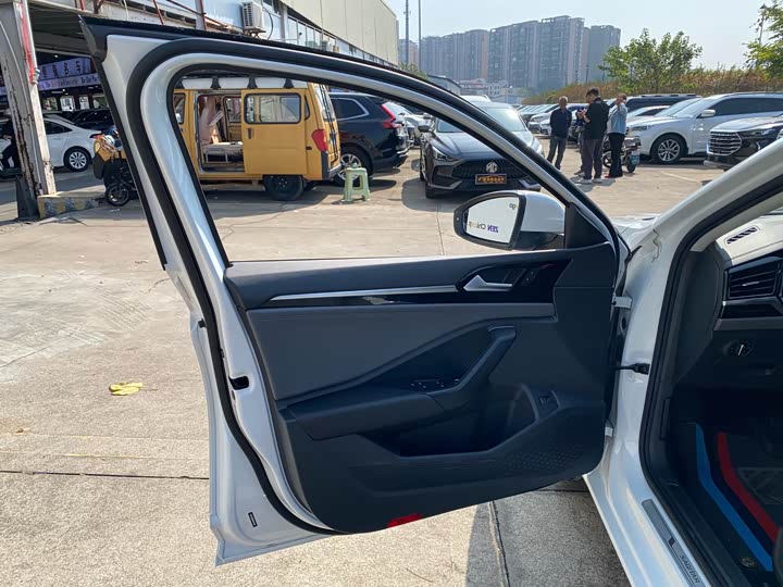 Фото 13 - Volkswagen Sagitar L