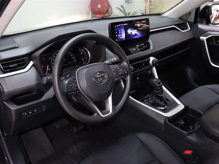 Фото 10 - Toyota RAV4