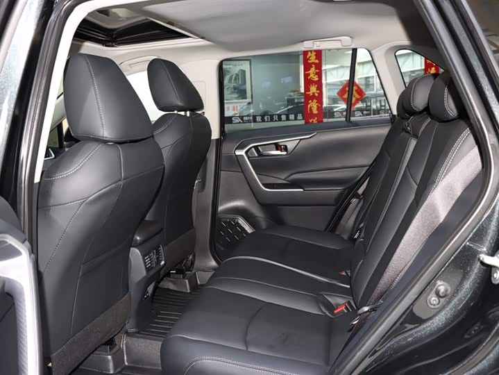 Фото 11 - Toyota RAV4