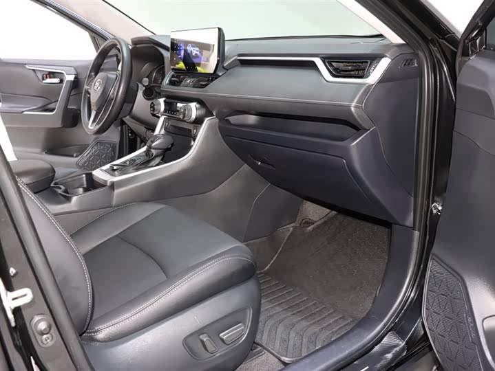 Фото 8 - Toyota RAV4