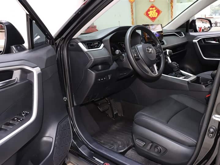 Фото 9 - Toyota RAV4