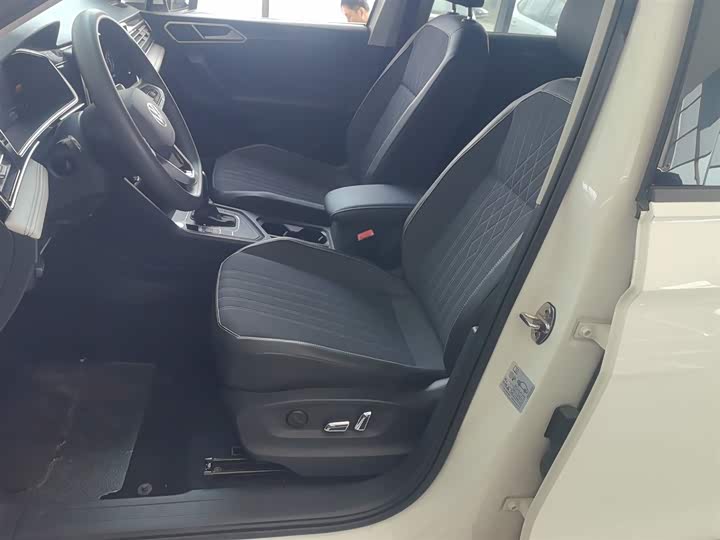 Фото 15 - Volkswagen Tiguan L Pro