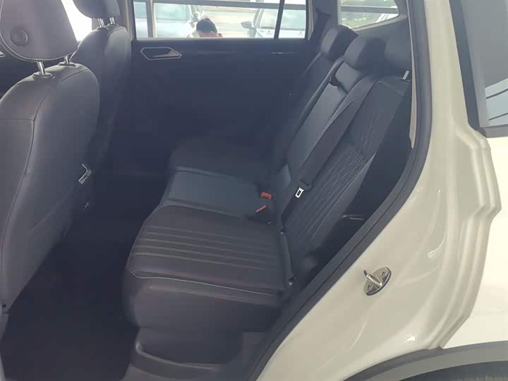 Фото 17 - Volkswagen Tiguan L Pro