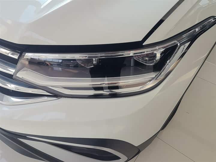 Фото 24 - Volkswagen Tiguan L Pro