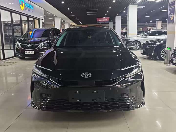 Фото 2 - Toyota Camry