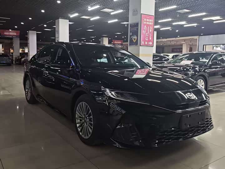 Фото 3 - Toyota Camry