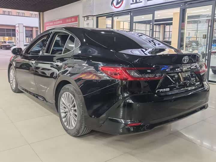 Фото 8 - Toyota Camry