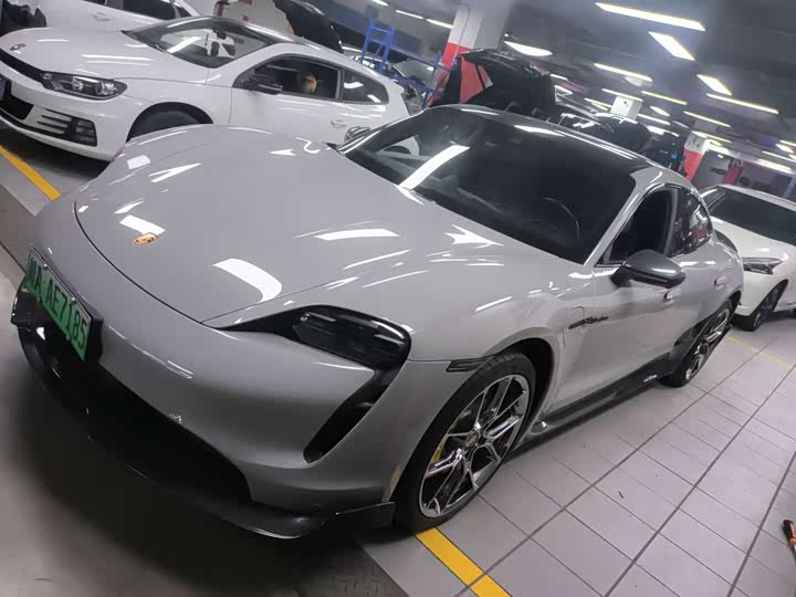 Фото 2 - Porsche Taycan