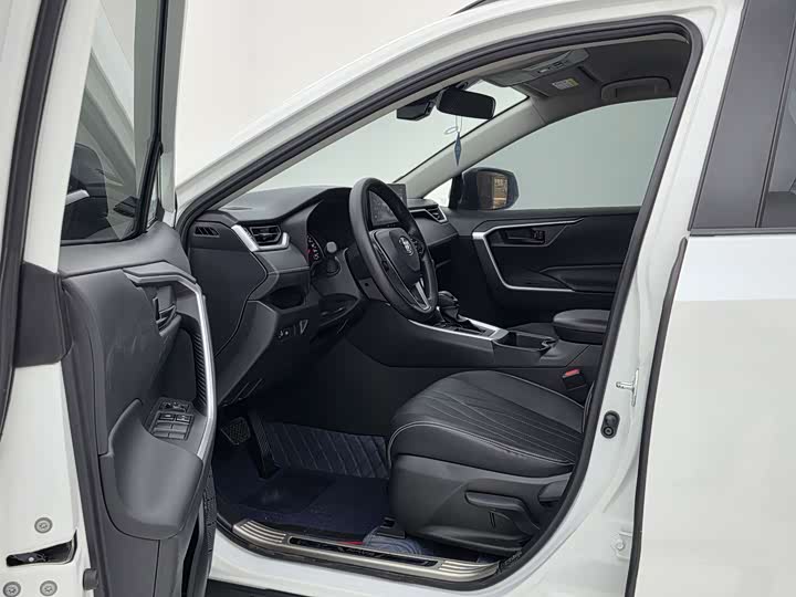 Фото 9 - Toyota RAV4