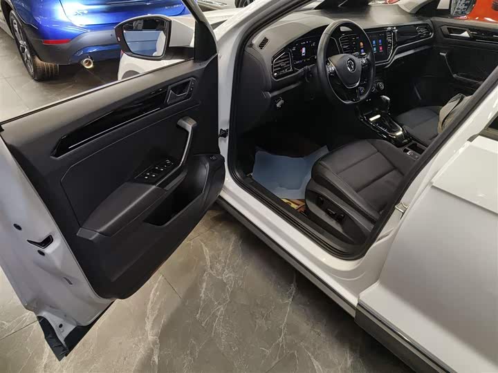 Фото 16 - Volkswagen T-Roc