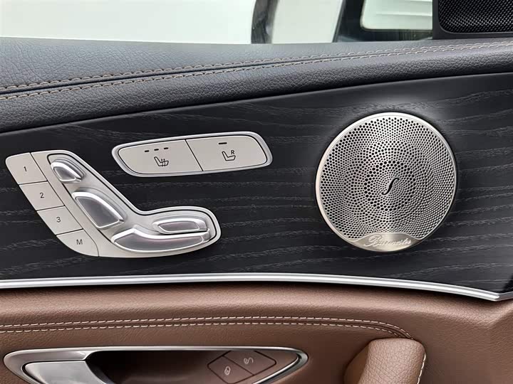 Фото 15 - Mercedes-Benz E-Class