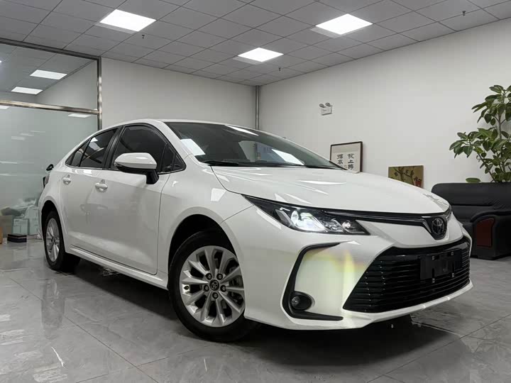 Фото 2 - Toyota Corolla