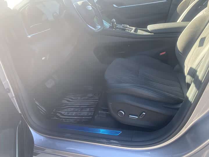 Фото 4 - Geely Monjaro