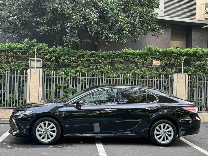 Фото 2 - Toyota Camry