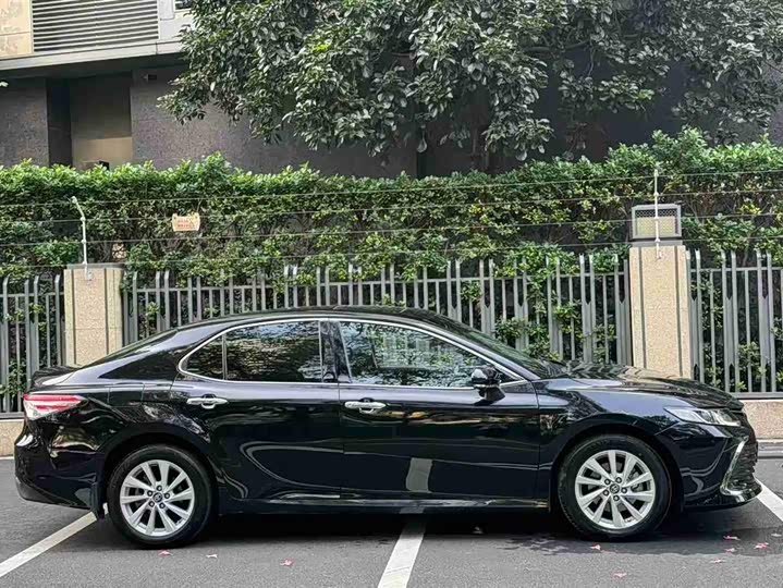 Фото 4 - Toyota Camry