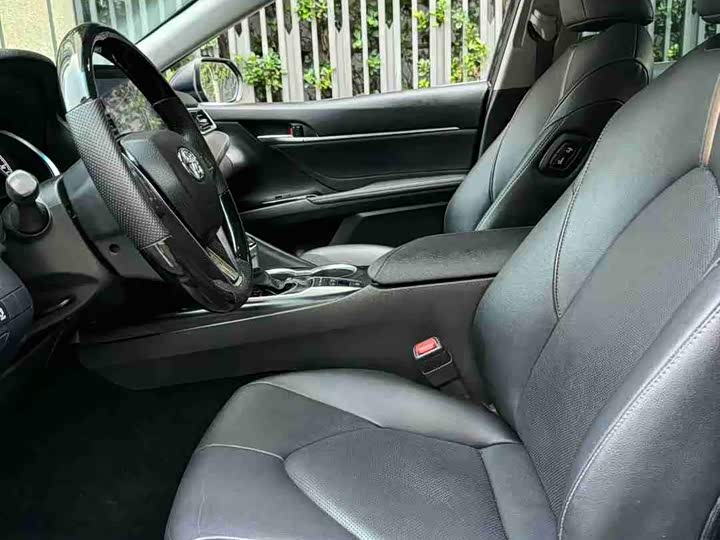 Фото 9 - Toyota Camry