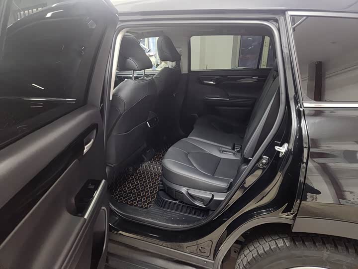 Фото 8 - Toyota Highlander