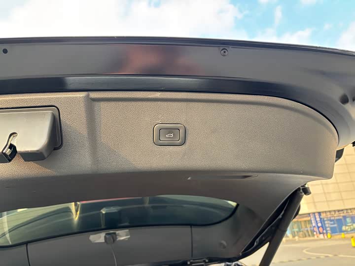 Фото 17 - Hongqi HS5