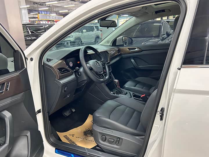 Фото 10 - Volkswagen Tharu