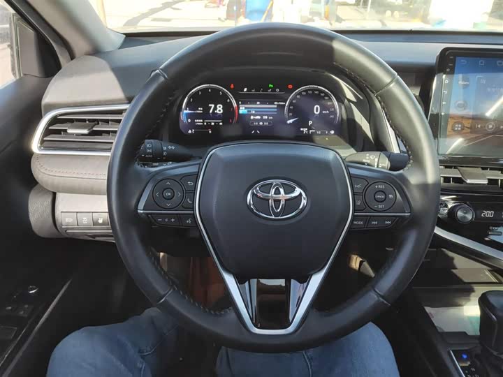 Фото 11 - Toyota Camry