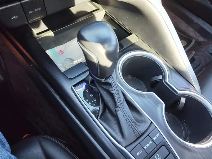 Фото 14 - Toyota Camry