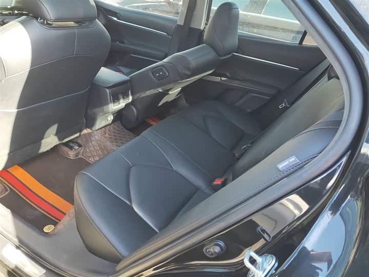 Фото 17 - Toyota Camry