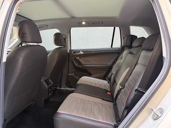 Фото 10 - Volkswagen Tiguan L Pro