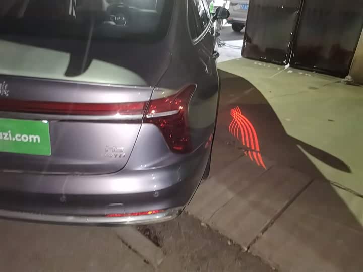 Фото 8 - Hongqi H5