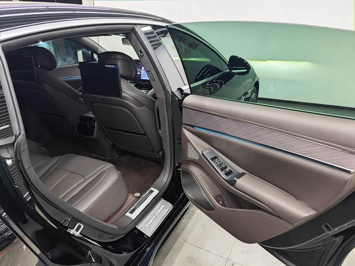 Фото 11 - Denza Z9