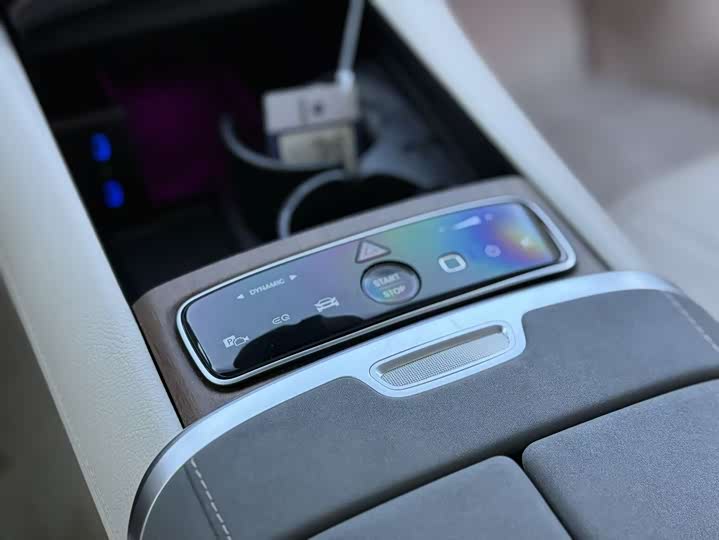 Фото 16 - Mercedes-Benz EQS