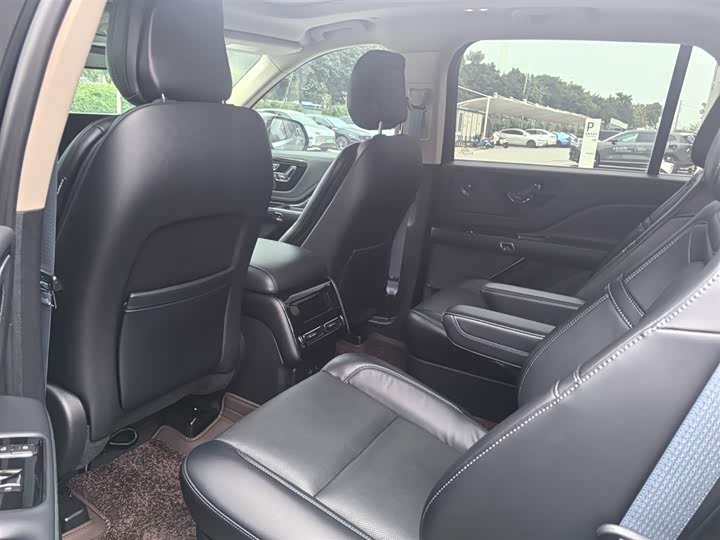 Фото 8 - Lincoln Aviator