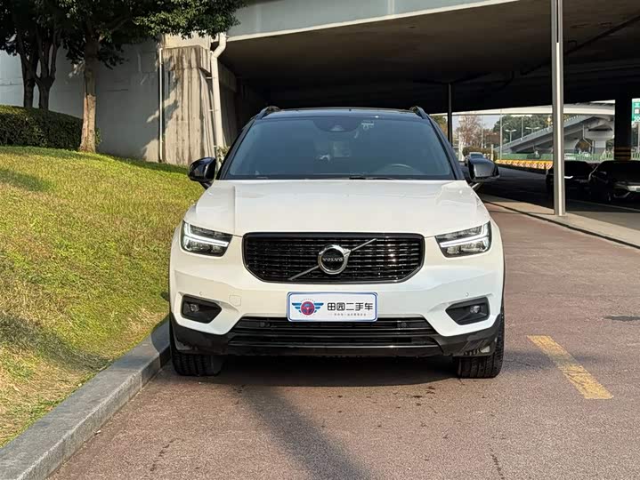 Фото 2 - Volvo XC40