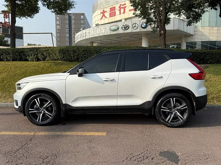 Фото 3 - Volvo XC40