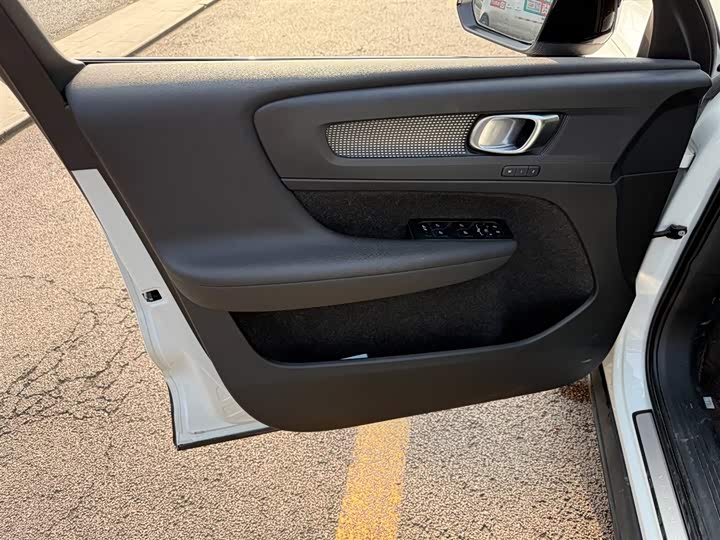 Фото 6 - Volvo XC40