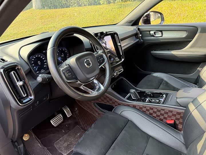 Фото 7 - Volvo XC40