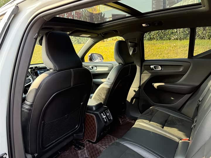 Фото 9 - Volvo XC40