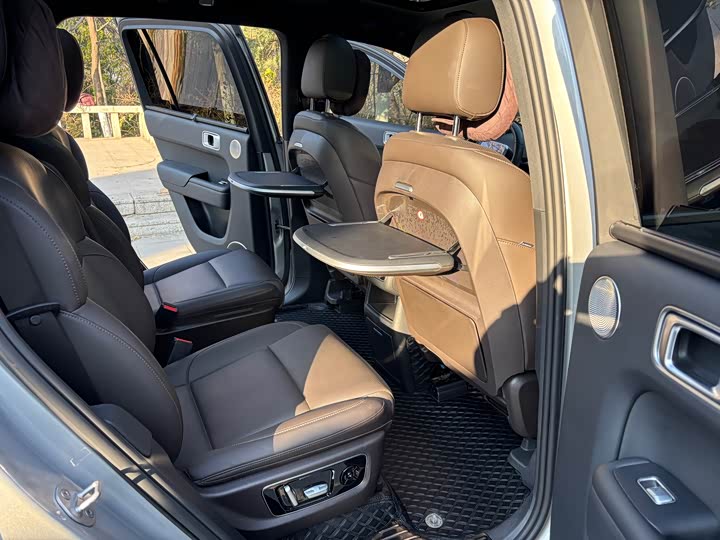 Фото 12 - LiXiang L8