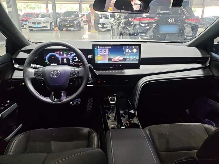 Фото 10 - Toyota Camry