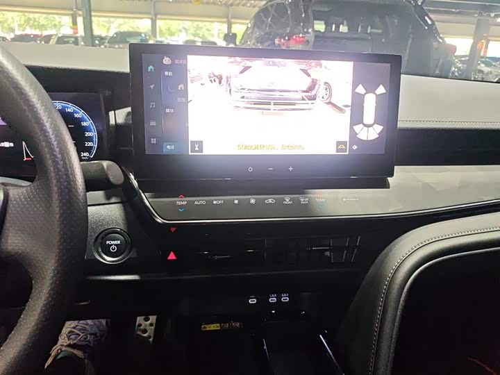 Фото 13 - Toyota Camry