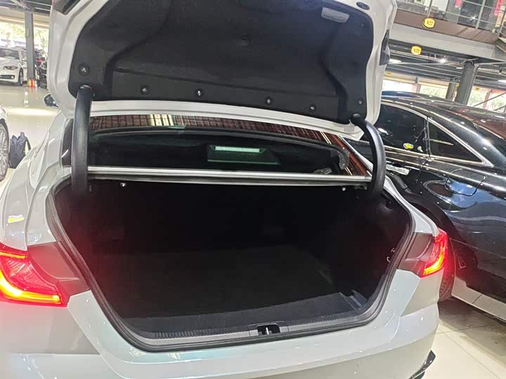 Фото 19 - Toyota Camry