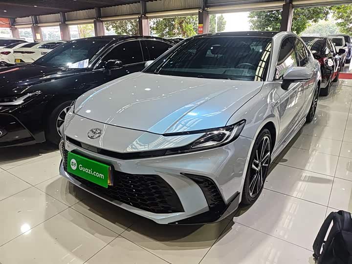Фото 2 - Toyota Camry