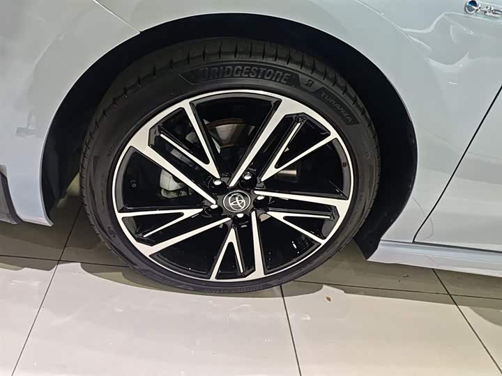 Фото 23 - Toyota Camry