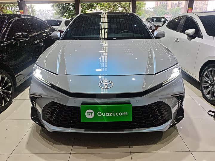 Фото 3 - Toyota Camry